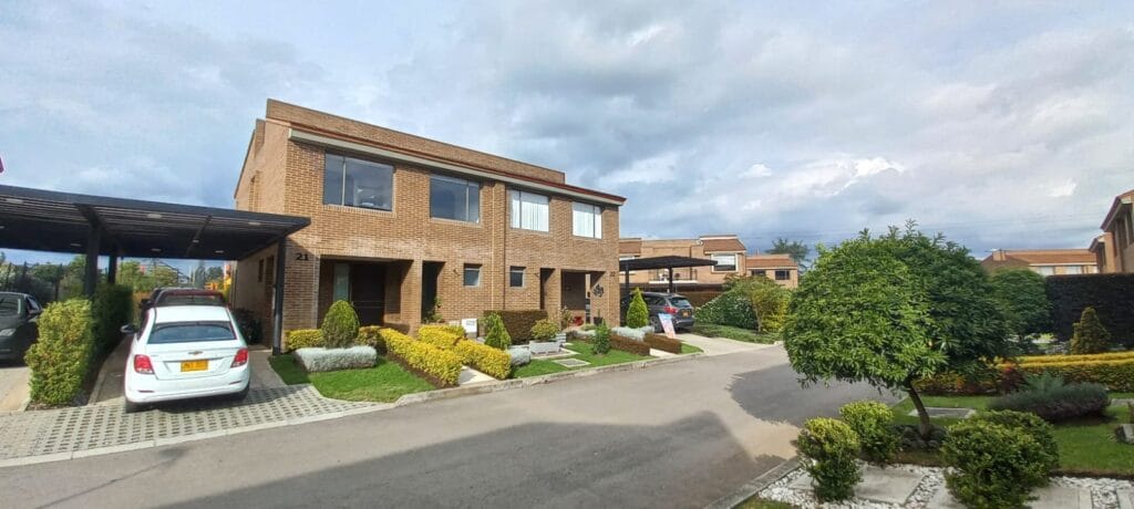 casas campestres en Cota -comparativa de precios inmobiliarios Bogotá vs Cota - aire limpio y espacios verdes en Cota