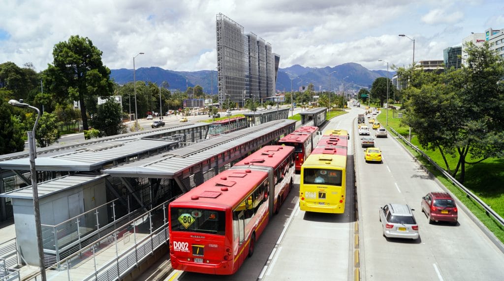 casas campestres en Cota -comparativa de precios inmobiliarios Bogotá vs Cota - aire limpio y espacios verdes en Cota